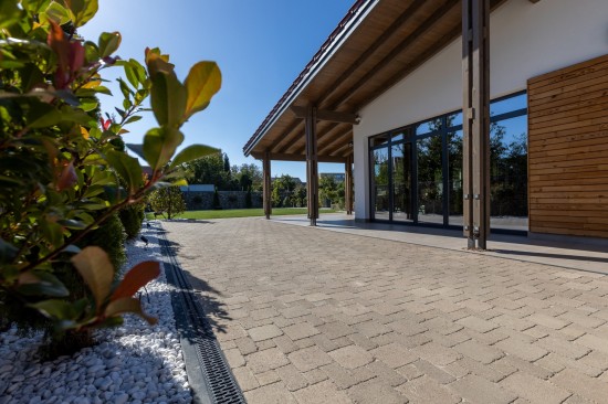 Curte si alei pietonale, pavele Antico P3, P6, D2, culoare travertin, dale Cortina D7, culoare cafe, Palisade Rustic, Jardiniera Quadra, Gard Siena