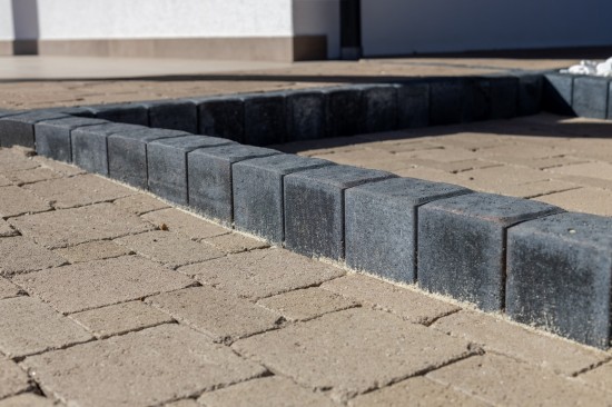 Curte si alei pietonale, pavele Antico P3, P6, D2, culoare travertin, dale Cortina D7, culoare cafe, Palisade Rustic, Jardiniera Quadra, Gard Siena