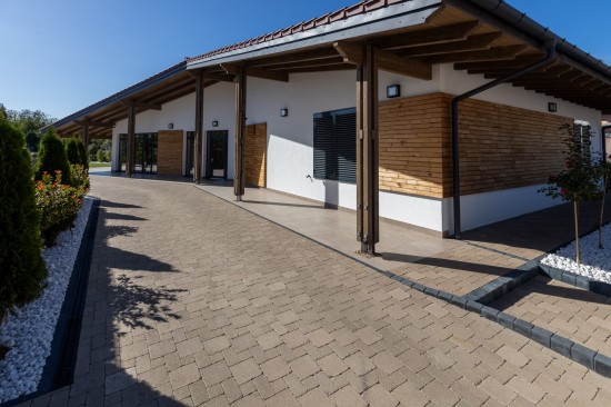 Curte si alei pietonale, pavele Antico P3, P6, D2, culoare travertin, dale Cortina D7, culoare cafe, Palisade Rustic, Jardiniera Quadra, Gard Siena