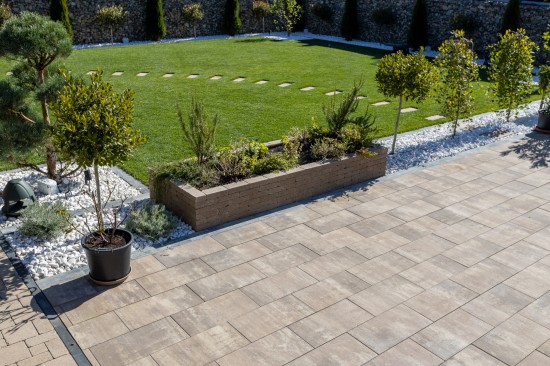 Curte si alei pietonale, pavele Antico P3, P6, D2, culoare travertin, dale Cortina D7, culoare cafe, Palisade Rustic, Jardiniera Quadra, Gard Siena