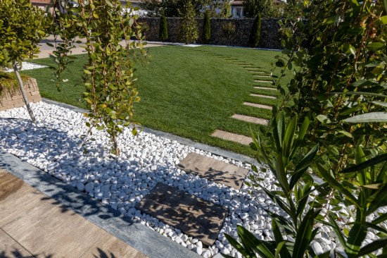 Curte si alei pietonale, pavele Antico P3, P6, D2, culoare travertin, dale Cortina D7, culoare cafe, Palisade Rustic, Jardiniera Quadra, Gard Siena
