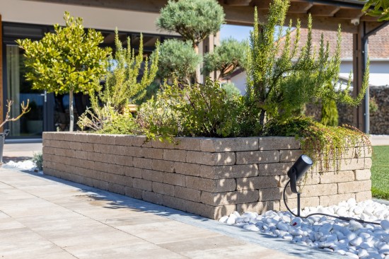 Curte si alei pietonale, pavele Antico P3, P6, D2, culoare travertin, dale Cortina D7, culoare cafe, Palisade Rustic, Jardiniera Quadra, Gard Siena