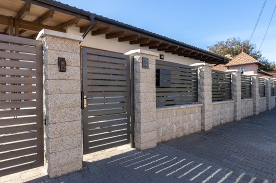 Curte si alei pietonale, pavele Antico P3, P6, D2, culoare travertin, dale Cortina D7, culoare cafe, Palisade Rustic, Jardiniera Quadra, Gard Siena