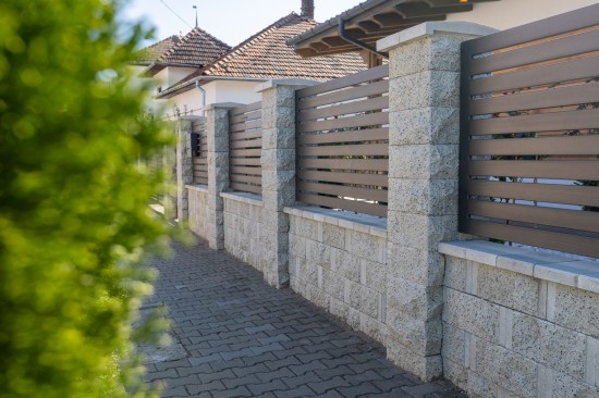 Curte si alei pietonale, pavele Antico P3, P6, D2, culoare travertin, dale Cortina D7, culoare cafe, Palisade Rustic, Jardiniera Quadra, Gard Siena