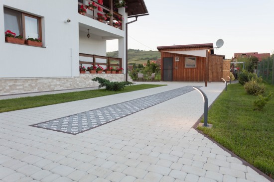 Curte si alei, pavaj Maris, culoare alb-crem, Grila 2, culoare gri ciment