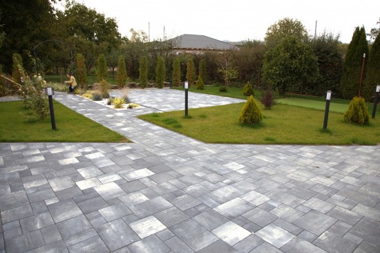 Curte si alei, pavele Decora, culoare tempo, Gard Siena, culoare alb-crem