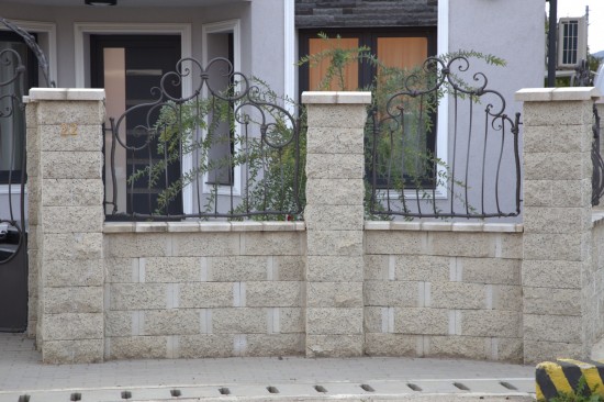 Curte si alei, pavele Decora, culoare tempo, Gard Siena, culoare alb-crem