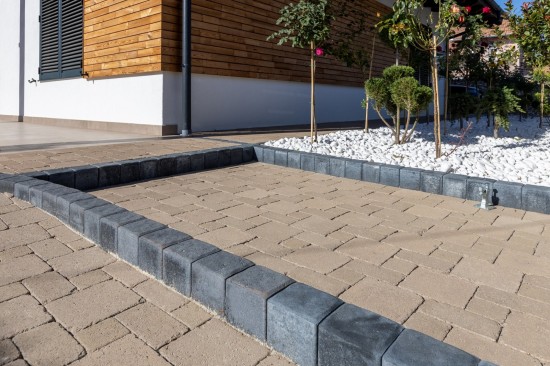 Curte si alei pietonale, pavele Antico P3, P6, D2, culoare travertin, dale Cortina D7, culoare cafe, Palisade Rustic, Jardiniera Quadra, Gard Siena