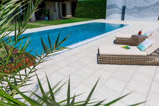 Piscina, pavele Umbra P4, culoare alb-crem