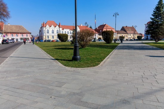 Piata Sebes, Placi andezit fiamate, Borduri bizotate, Piatra cubica 5x5x5 cm sparta