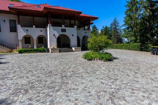 Manastire Nicula, Piatra cubica, Placi andezit Albini