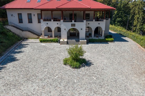 Manastire Nicula, Piatra cubica, Placi andezit Albini