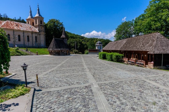 Manastire Nicula, Piatra cubica, Placi andezit Albini