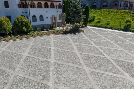 Manastire Nicula, Piatra cubica, Placi andezit Albini