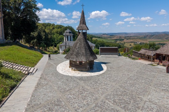 Manastire Nicula, Piatra cubica, Placi andezit Albini