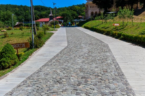 Manastire Nicula, Piatra cubica, Placi andezit Albini