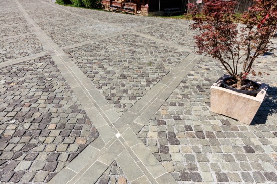 Manastire Nicula, Piatra cubica, Placi andezit Albini