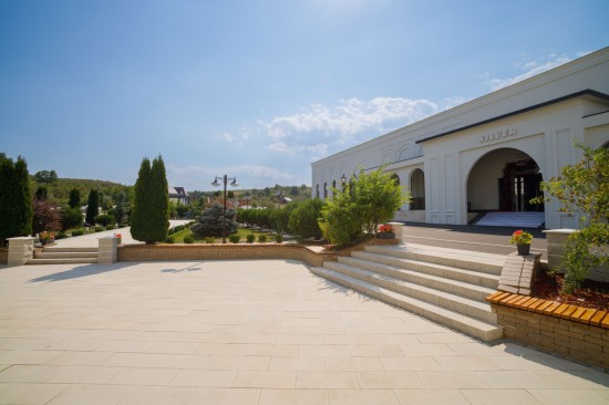 Salon evenimente, Regal Gold, Falticeni, dale Dreptunghi D7, Piatra cubica 10x10x4-6 cm, o fata taiata, Banci realizate din D6 Antico, Trepte Siena