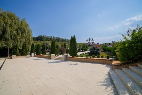 Salon evenimente, Regal Gold, Falticeni, dale Dreptunghi D7, Piatra cubica 10x10x4-6 cm, o fata taiata, Banci realizate din D6 Antico, Trepte Siena