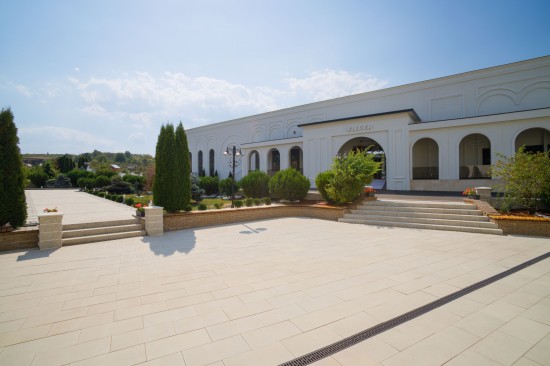 Salon evenimente, Regal Gold, Falticeni, dale Dreptunghi D7, Piatra cubica 10x10x4-6 cm, o fata taiata, Banci realizate din D6 Antico, Trepte Siena