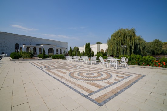 Salon evenimente, Regal Gold, Falticeni, dale Dreptunghi D7, Piatra cubica 10x10x4-6 cm, o fata taiata, Banci realizate din D6 Antico, Trepte Siena