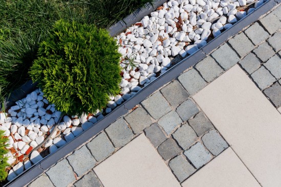 Salon evenimente, Regal Gold, Falticeni, dale Dreptunghi D7, Piatra cubica 10x10x4-6 cm, o fata taiata, Banci realizate din D6 Antico, Trepte Siena