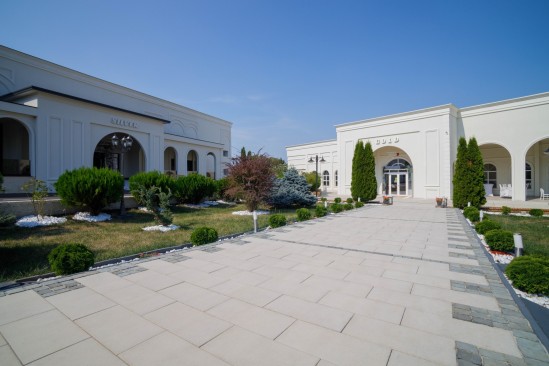 Salon evenimente, Regal Gold, Falticeni, dale Dreptunghi D7, Piatra cubica 10x10x4-6 cm, o fata taiata, Banci realizate din D6 Antico, Trepte Siena