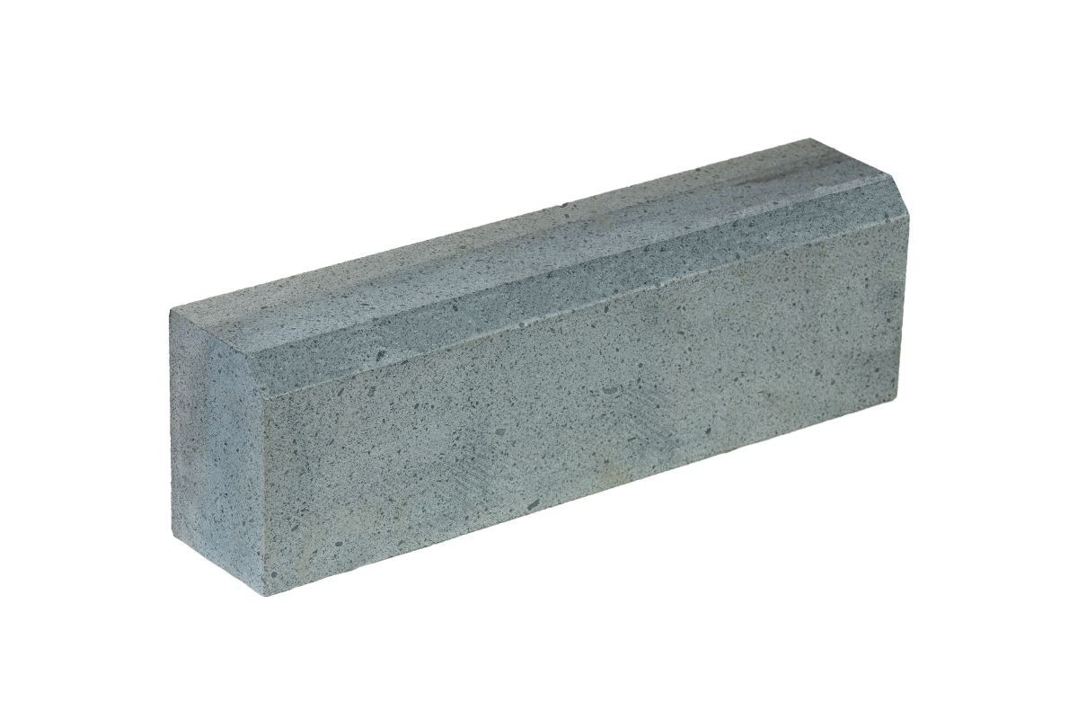Piatra Cubica si Placi Andezit Albini - Bordura Andezit Albini bizotata 50/10/15 cm
