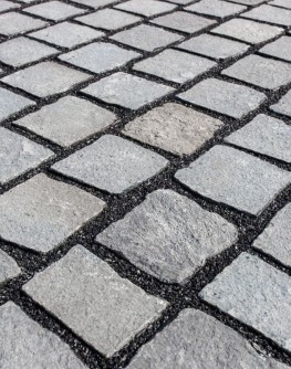 Piatra Cubica Andezit Albini 15/15/6-8 cm, cu o fata taiata si fiamata